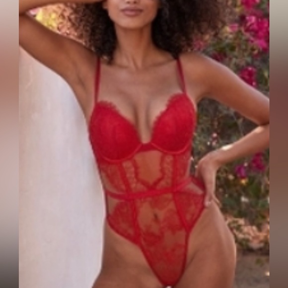 New VS Lace Bodysuit - Picture 8 of 9